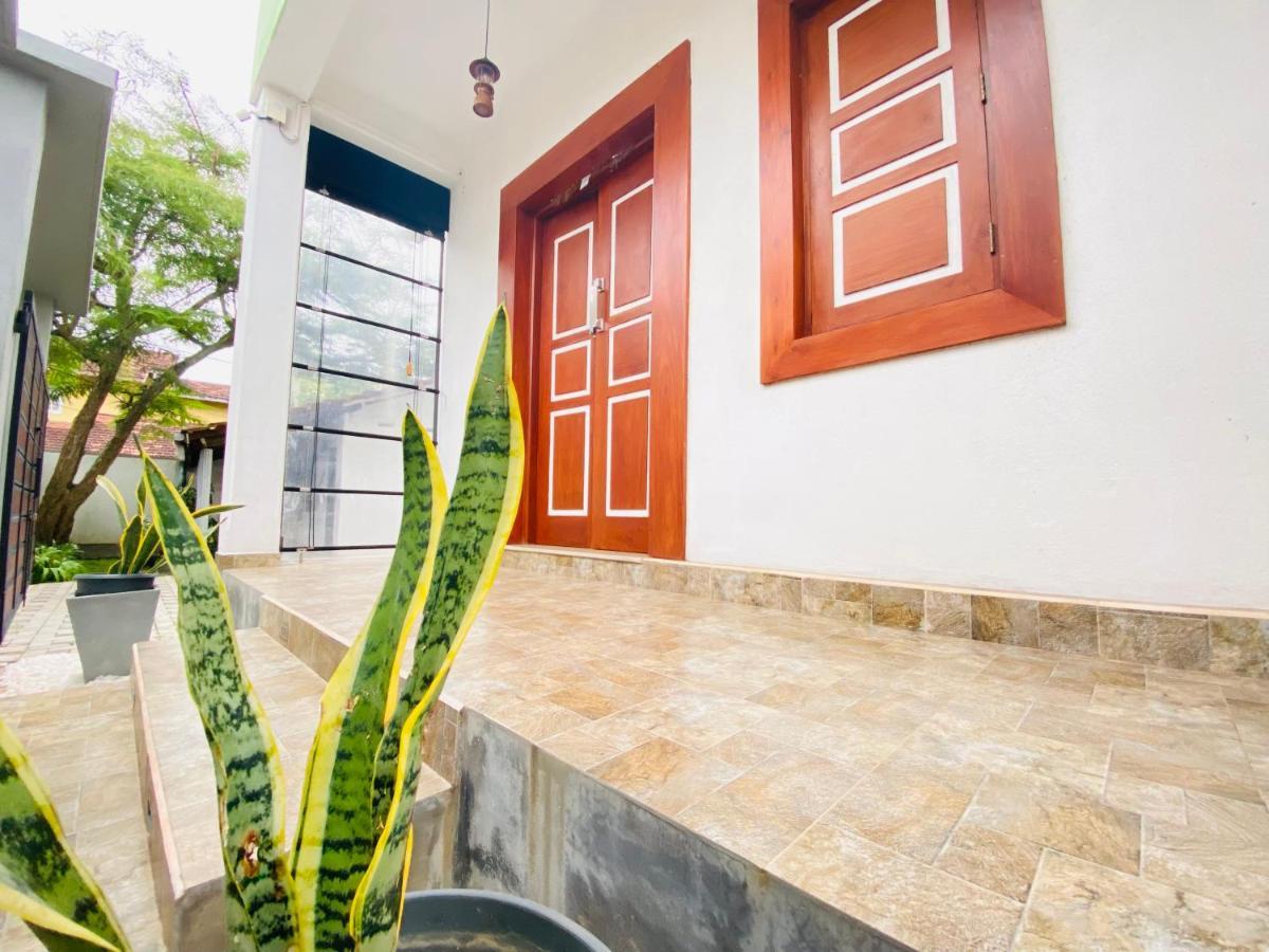 Srimadis Villa Near Airport - نيجومبو المظهر الخارجي الصورة
