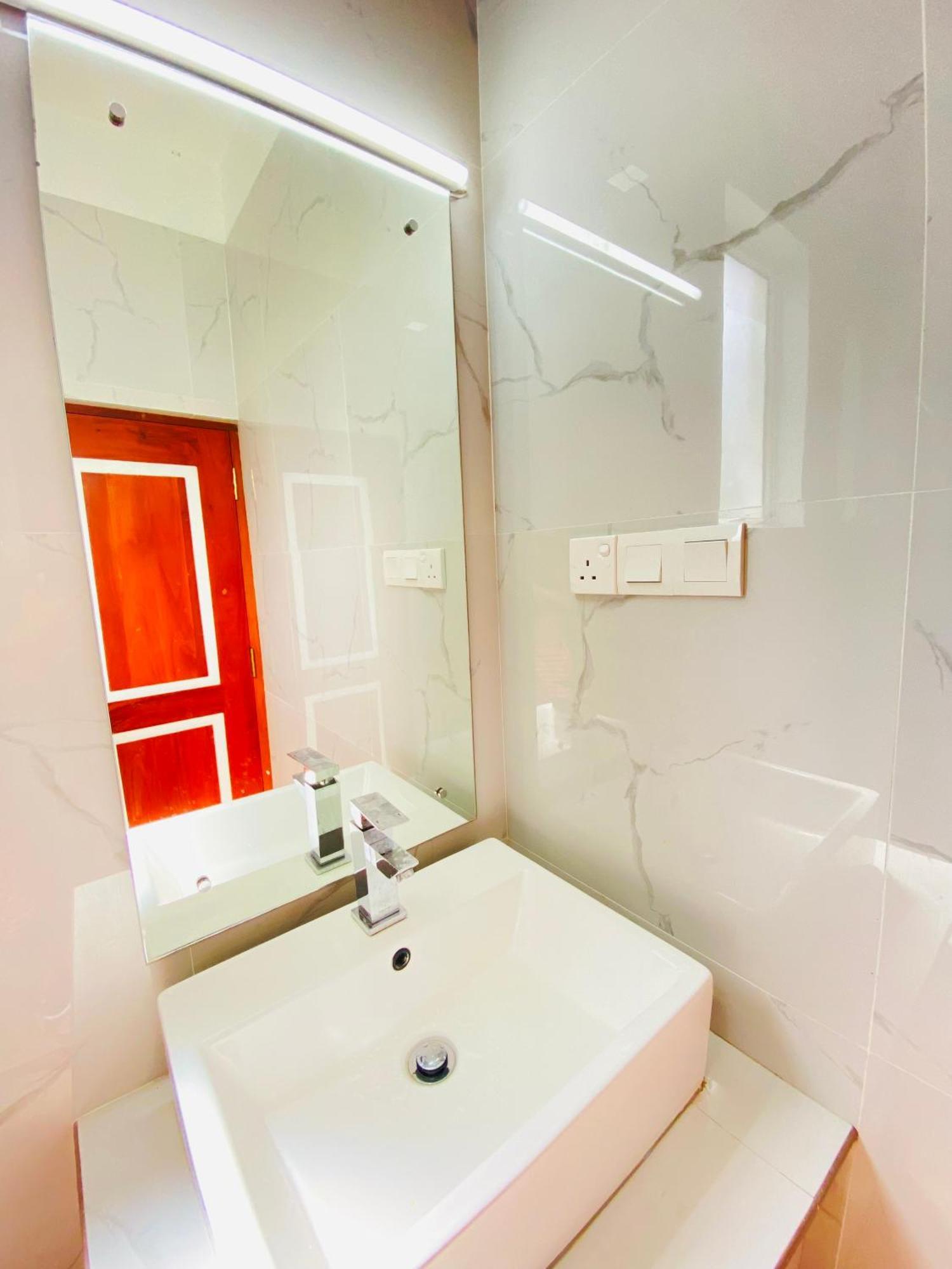 Srimadis Villa Near Airport - نيجومبو المظهر الخارجي الصورة